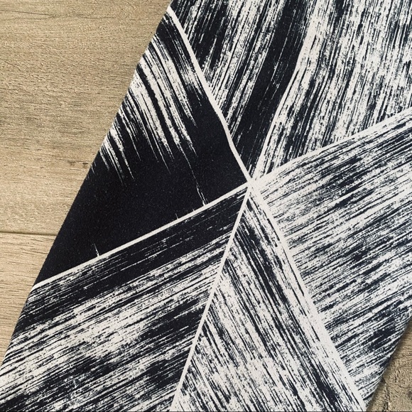 Lululemon Black + White Cropped Leggings - Picture 3 of 6